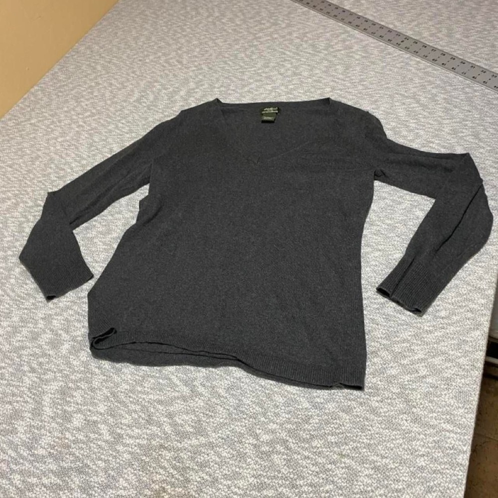 Eddie Bauer Gray Cotton & Cashmere V-Neck Sweater Size: Medium. SKU-B236